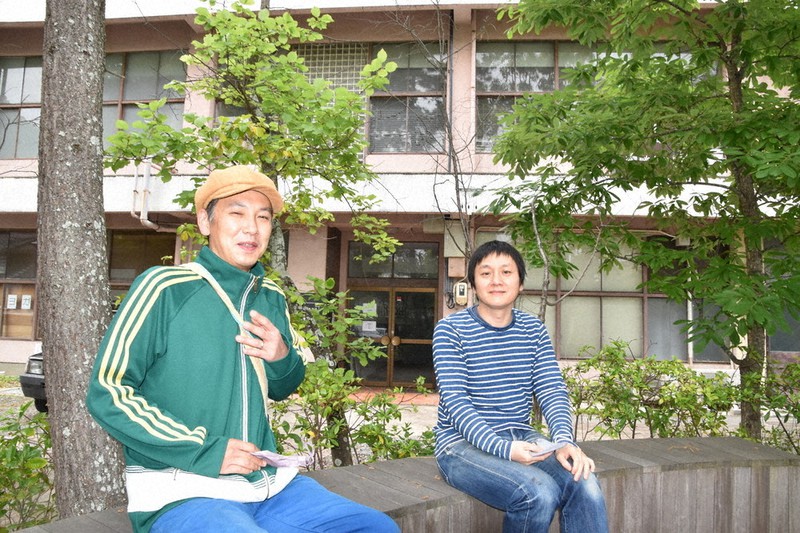 「県内に古本屋さんがもっと増えてお客さんが気軽に店巡りをしてもらえるようになればいいね」と話し合う協会世話人で「古本屋ぽらん」の奥村悠介さん(左)と「kalas books」の西屋真司さん=津市内で2022年5月10日、尾崎稔裕撮影