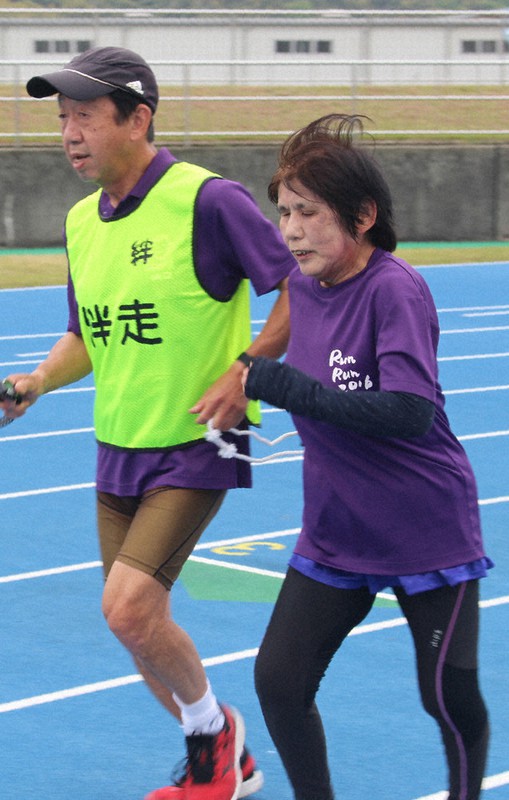 坪井さん(左)と一緒に練習に励む野坂さん