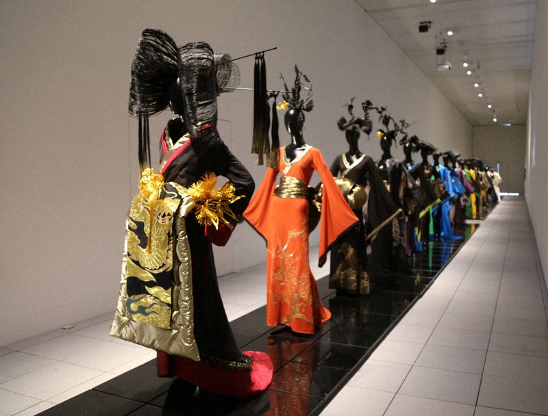 コシノジュンコ 原点から現点 衰えぬパワー、間近で 大分県立美術館