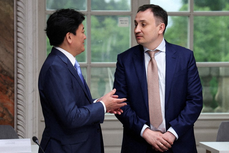 G7農相会合で話をする武部新・副農相(左)とウクライナのソルスキー農業食料相=2022年5月13日、ロイター