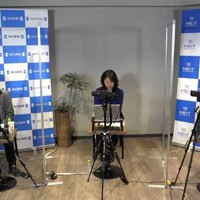 イベントに登壇した映画監督の西川美和さん（中央）、脚本家の向井康介さん（右）、司会の勝田友巳・元毎日新聞学芸部長