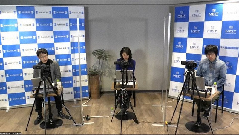 イベントに登壇した映画監督の西川美和さん(中央)、脚本家の向井康介さん(右)、司会の勝田友巳・元毎日新聞学芸部長