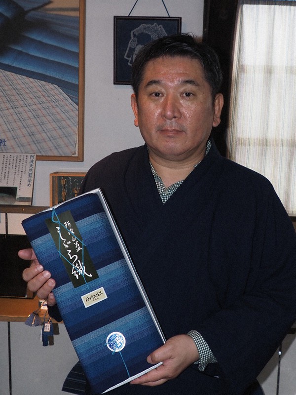 四国経済産業局長から功労賞の表彰を受けた長尾伊太郎さん=徳島市国府町和田で2022年4月14日午前11時23分、植松晃一撮影
