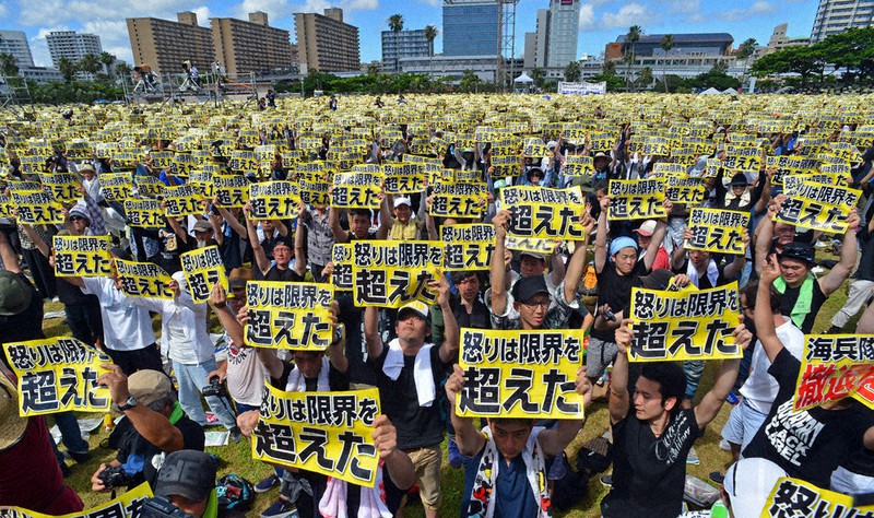 元米海兵隊員で軍属の男性による殺人事件に抗議し、女性を追悼する沖縄県民大会。県民の激しい怒りが示された=那覇市で2016年6月、野田武撮影