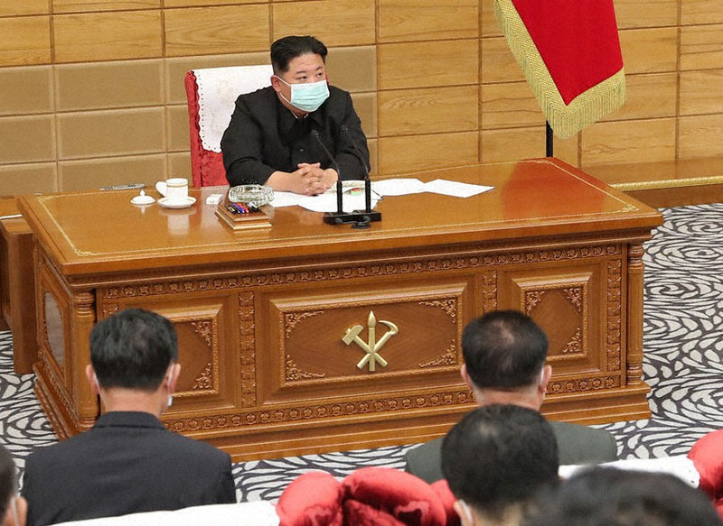 新型コロナウイルスの感染対策の議論に参加する金正恩総書記=平壌・党中央委員会本部庁舎で2022年5月14日、朝鮮中央通信・朝鮮通信