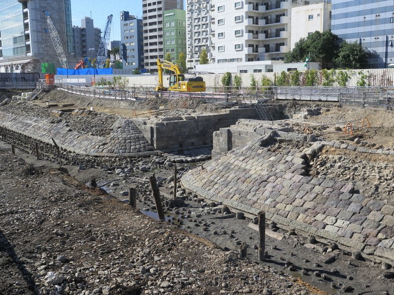 出土した「高輪築堤」。史跡に指定され、長さ80メートルにわたり保存される部分=JR東日本提供
