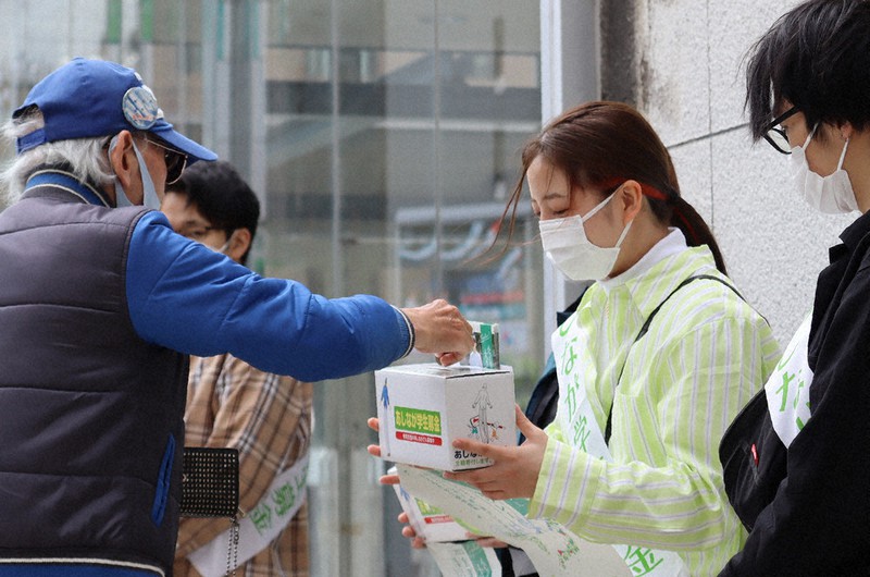 街頭活動の募金に協力する市民=札幌市中央区で2022年5月14日、金将来撮影