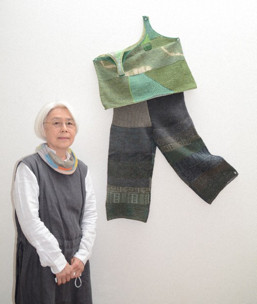 井上司「白いセーター」油彩画 F6号(40.9×31.8㎝)