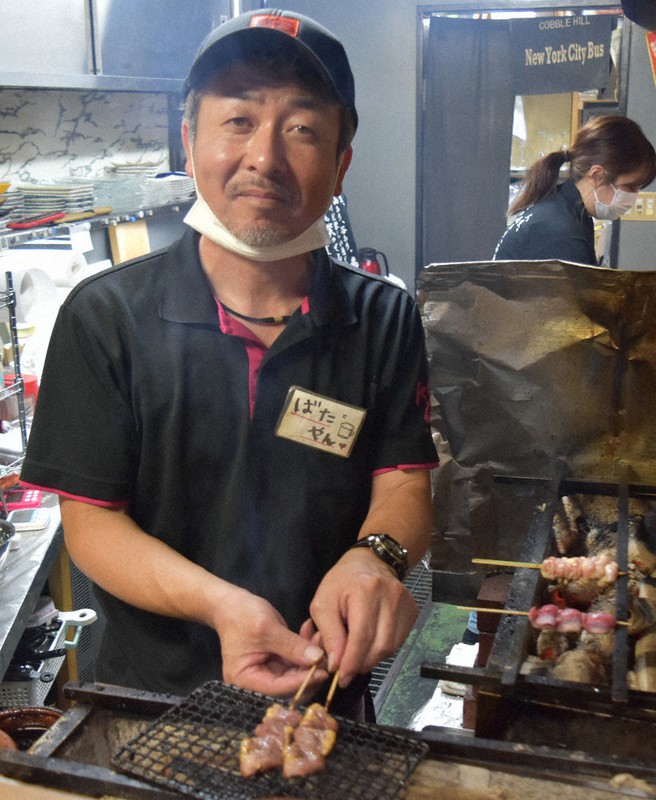 「召し上がってくれたお客様がぼっそりと、『うまい』と言ってもらえると最高ですね」と話す田畑拓さん=三重県名張市蔵持町原出の炭火焼き鳥店「わらいち」で2022年5月6日午後10時8分、行方一男撮影