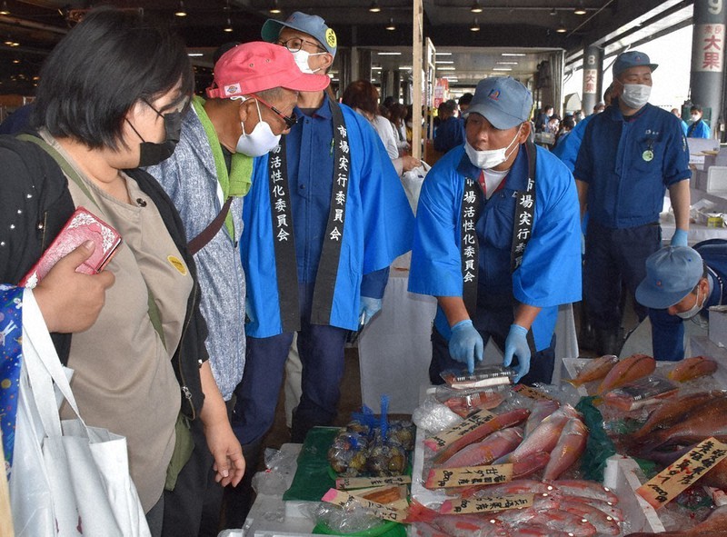 活魚を買い求める人たち=奈良県大和郡山市で、吉川雄飛撮影