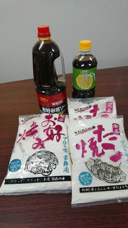 栄和食品が「関西本場の味」と胸を張る「お好み焼き、たこ焼きおためしセット」=2022年5月6日、浜名晋一撮影