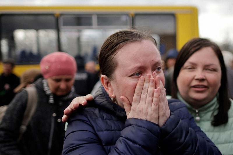 ロシア軍の攻撃が続くウクライナ南東部マリウポリから退避してきた避難民の女性=南部ザポロジエで2022年4月21日、ロイター