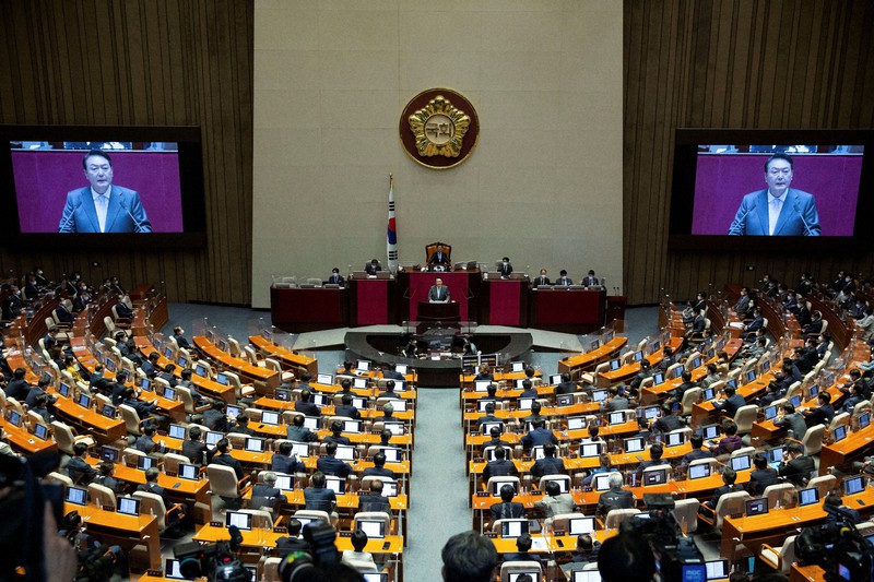 施政方針演説をする韓国の尹錫悦大統領。国会の大型スクリーンに映し出された=ソウルで2022年5月16日、ロイター