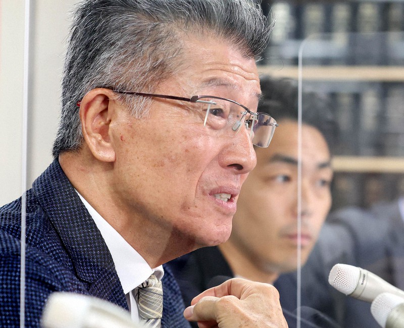 判決後に記者会見するグローバルダイニングの長谷川耕造社長(手前)=東京都千代田区で2022年5月16日午後4時20分、幾島健太郎撮影
