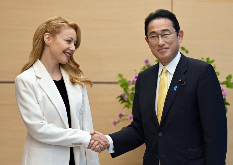 ウクライナの国民的歌手チーナ・カーロリさん(左)と握手をする岸田文雄首相=首相官邸で2022年5月16日午前10時13分、竹内幹撮影