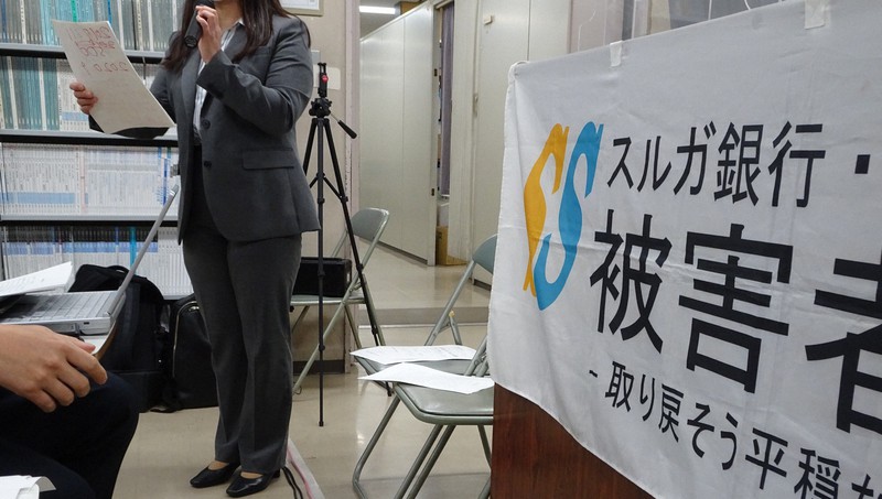 「苦しみは終わらない」と記者の前で話す女性=東京都千代田区で2022年4月19日、今沢真撮影
