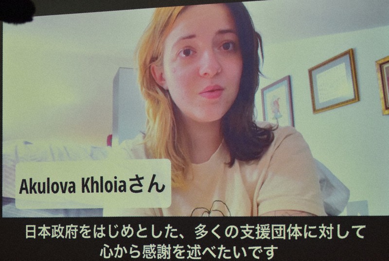 ビデオメッセージで受け入れへの感謝の気持ちを述べるウクライナの学生=福島県いわき市平鎌田の東日本国際大で2022年5月16日、柿沼秀行撮影