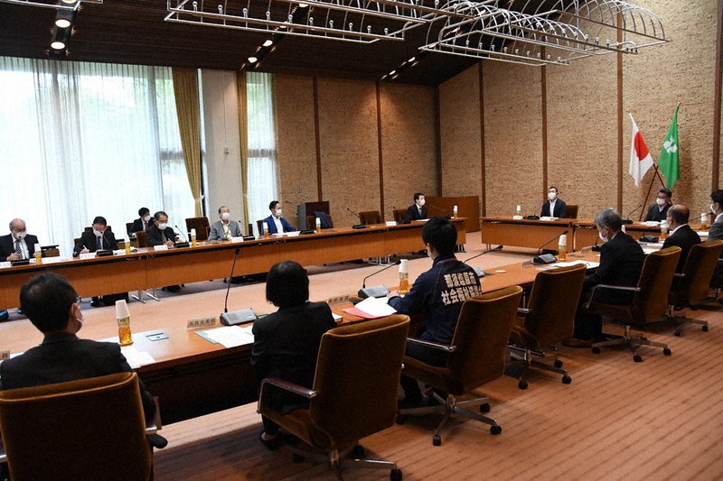 有識者らが意見を交わした=宇都宮市昭和1の県公館で2022年4月28日、玉井滉大撮影