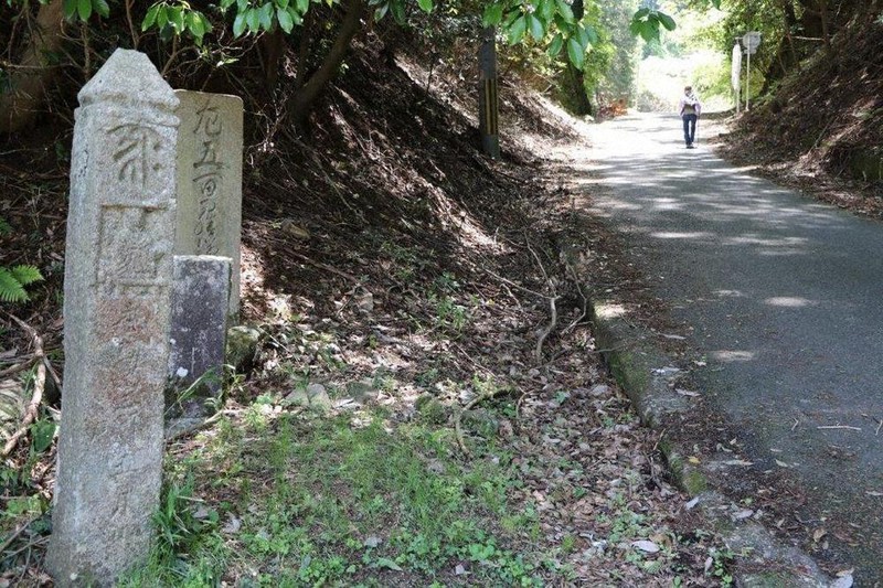 壺阪峠。前方で右の奈良県大淀町側に下りる。直進すれば高取城跡
