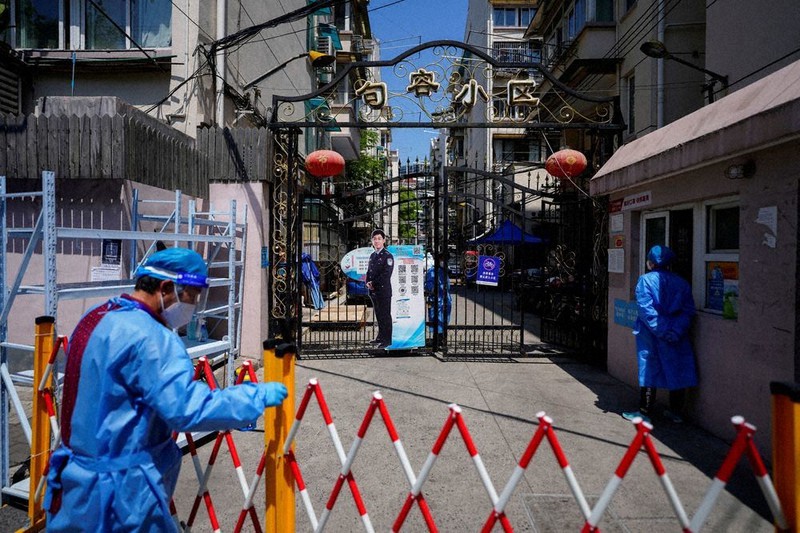 ロックダウンが行われる中、居住区の入り口が封鎖された=上海で5日、ロイター