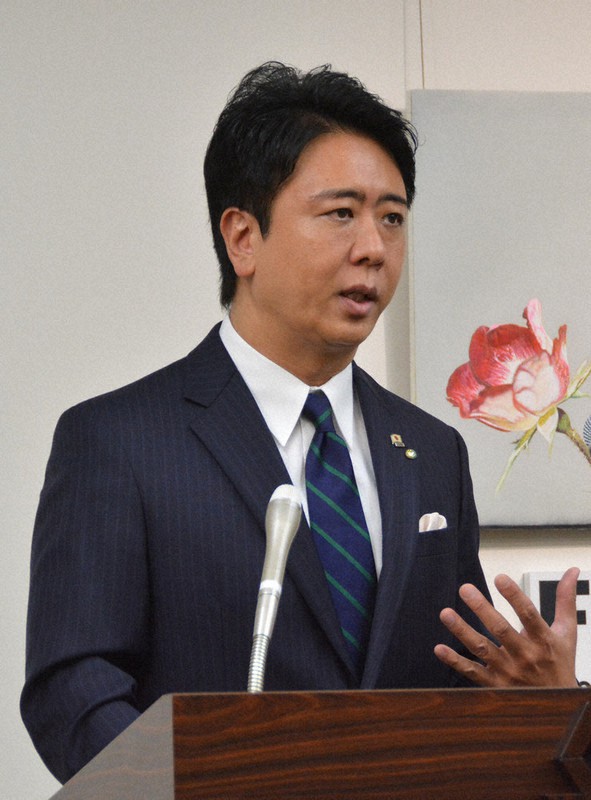 記者会見する高島宗一郎市長=福岡市中央区の市役所で2022年5月16日午後2時30分、野間口陽撮影