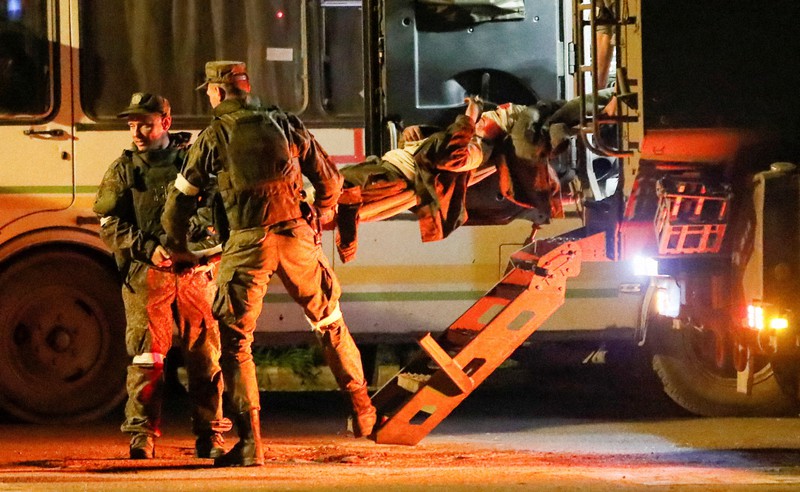 ウクライナ・マリウポリのアゾフスターリ製鉄所から退避し、親露派の兵士によって搬送されるウクライナ軍の負傷兵=ウクライナ南東部ノボアゾフスクで16日、ロイター