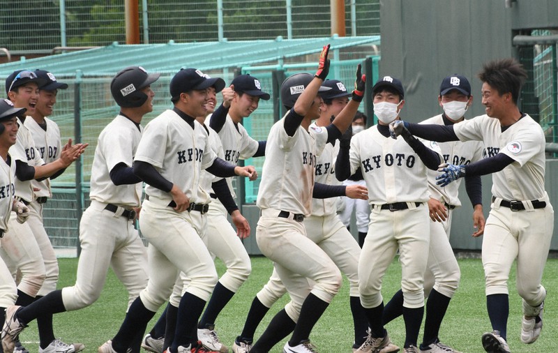 立命大3回戦に勝利し、勝ち点を2に伸ばして喜ぶ京大の選手たち=大阪市の南港中央野球場で2022年5月10日午後0時39分、石川裕士撮影
