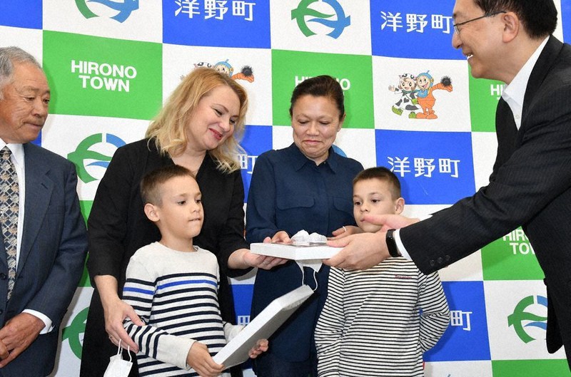 達増知事から記念品を受け取るザイチュックさん(右から3人目)ら=岩手県洋野町役場で2022年5月17日、奥田伸一撮影