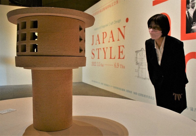 日根野作三が1959年にデザインした「灯籠」。展示品は日根野の設計図をもとに、今展に合わせ復元したもの=滋賀県甲賀市信楽町勅旨の県立陶芸の森陶芸館で、礒野健一撮影