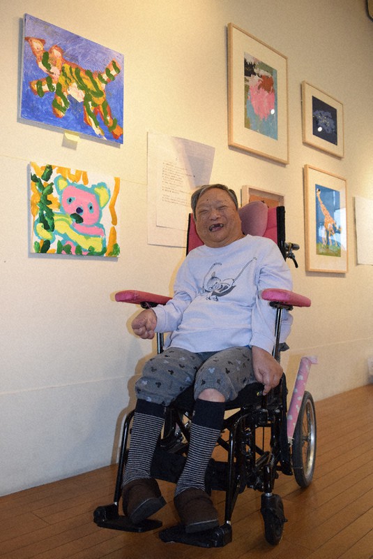 会場に展示される絵の前で「色が勝負」と笑う上野和子さん=奈良市で、塩路佳子撮影