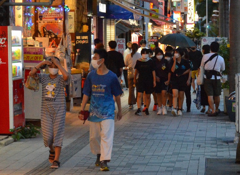 人出が戻った土産物店などが建ち並ぶ国際通り=2022年5月14日午後7時3分、中里顕撮影