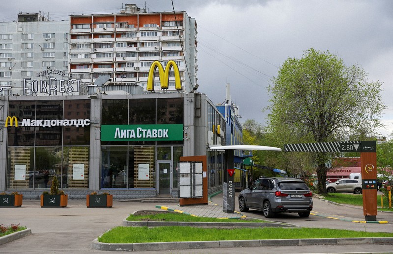 マクドナルドはロシア事業からの撤退を表明した=モスクワで2022年5月16日、ロイター