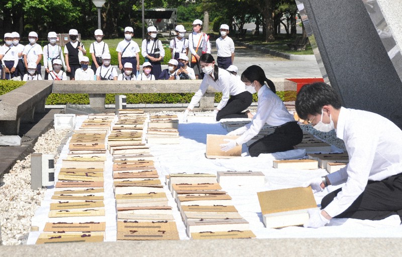 広島原爆死没者名簿「風通し」 4800人の名前新たに | 毎日新聞