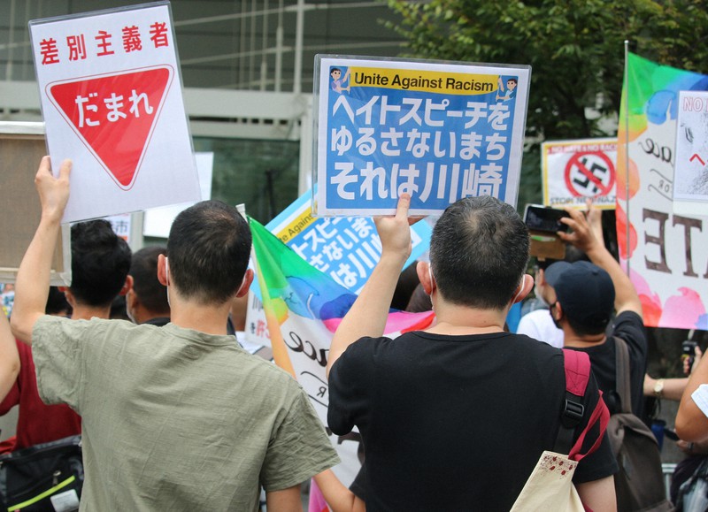 ヘイトスピーチを繰り返してきた団体の街宣活動に抗議する市民たち=川崎市のJR川崎駅前で2020年9月20日午後2時25分、井田純撮影