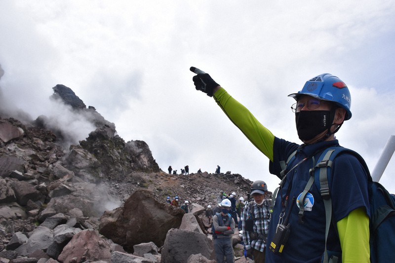 溶岩ドームから上る噴気 「生きた火山」体感 雲仙普賢岳で防災登山
