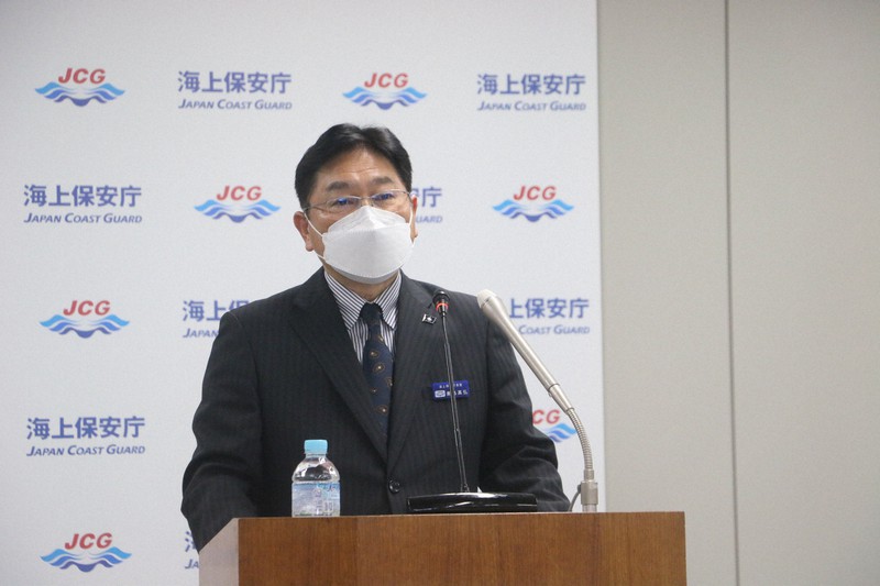 ヘリコプターから救助にあたる機動救難士の追加配置など、救助体制見直しの方針を示した海上保安庁の奥島高弘長官=東京都千代田区で2022年5月18日午後2時4分、木下翔太郎撮影