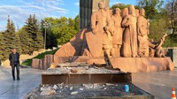 ウクライナ人とロシア人の民族友好を象徴したソ連時代のモニュメント。一部の像は4月下旬に撤去され、台座だけが残る＝ウクライナの首都キーウ中心部で2022年5月1日、真野森作撮影