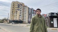 5月に入り、多くの住宅が破壊されたキーウ近郊ホストメリに戻った15歳の少年。「この町を再建し、人々の傷を癒やしたい」と夢を語った＝2022年5月7日、三木幸治撮影