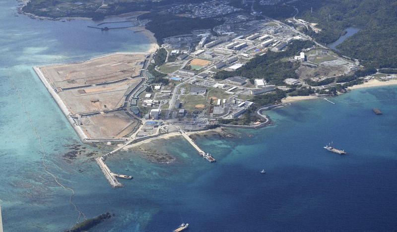米軍普天間飛行場の移設先となっている沖縄県名護市辺野古沿岸部=2022年2月15日、本社機「希望」から撮影