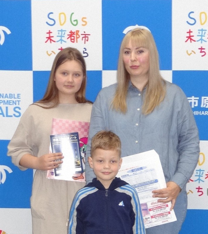 千葉県市原市へ避難してきたオレナさん(右)とマリーアさん(左)、オレクサンドラさん=市原市役所で2022年5月17日、浅見茂晴撮影