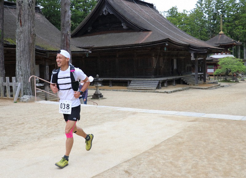 50キロ以上の山岳コースを走り、ゴール間近の壇上伽藍内を走る太古さん=和歌山県高野町高野山で、藤原弘撮影