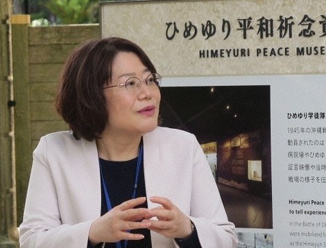 元ひめゆり学徒隊の体験を身近なこととして聞き、語る古賀徳子さん=沖縄県糸満市のひめゆり平和祈念資料館で3月9日、嬉野京子さん撮影