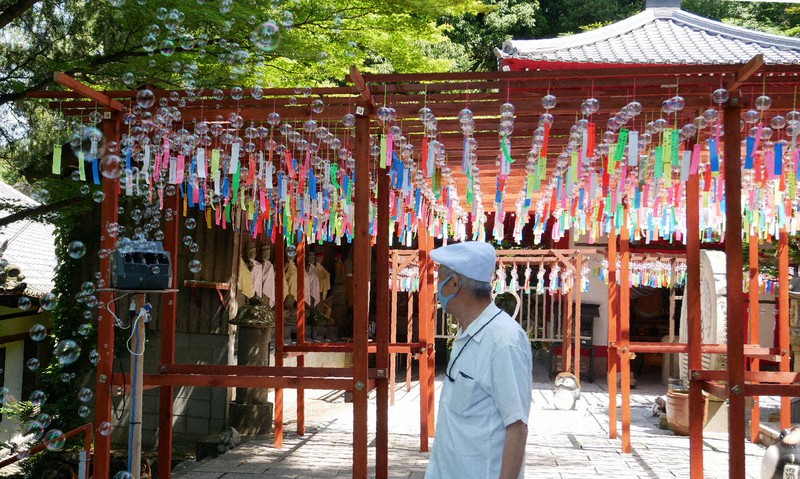 風に舞う風鈴とシャボン玉 参拝者楽しませる「風鈴まつり」 | 毎日新聞