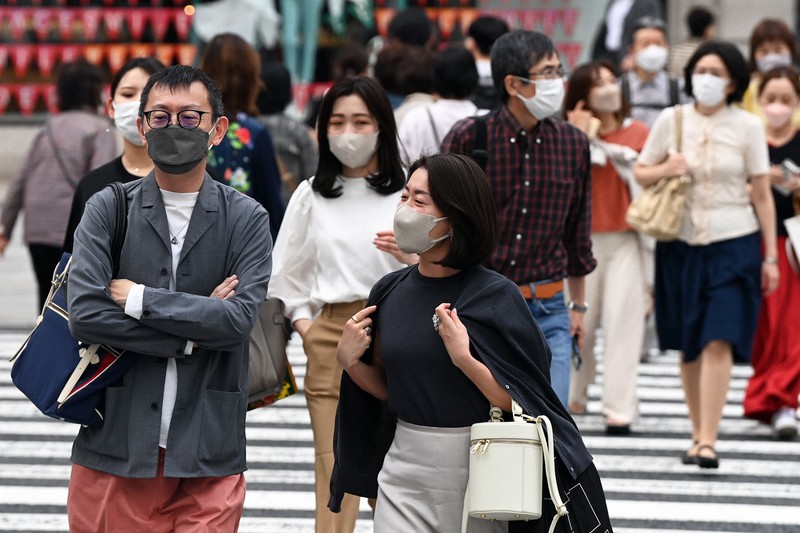 マスクをつけて銀座を歩く人たち=東京都中央区で2022年5月19日午後3時16分、北山夏帆撮影
