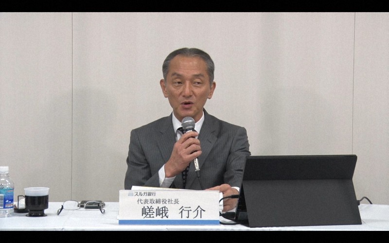 オンラインで決算内容を説明するスルガ銀行の嵯峨行介社長=2022年5月13日