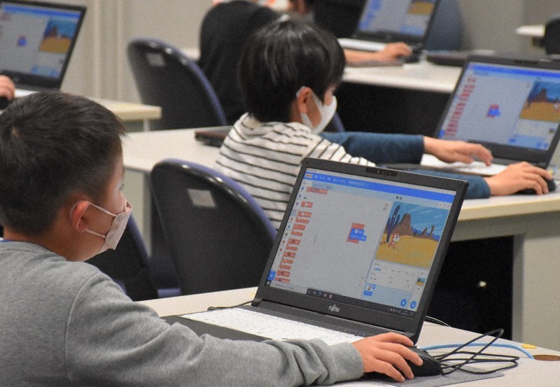 プレスクールでプログラミングに励む子どもたち=群馬県太田市役所で2022年5月10日、上鵜瀬浄撮影