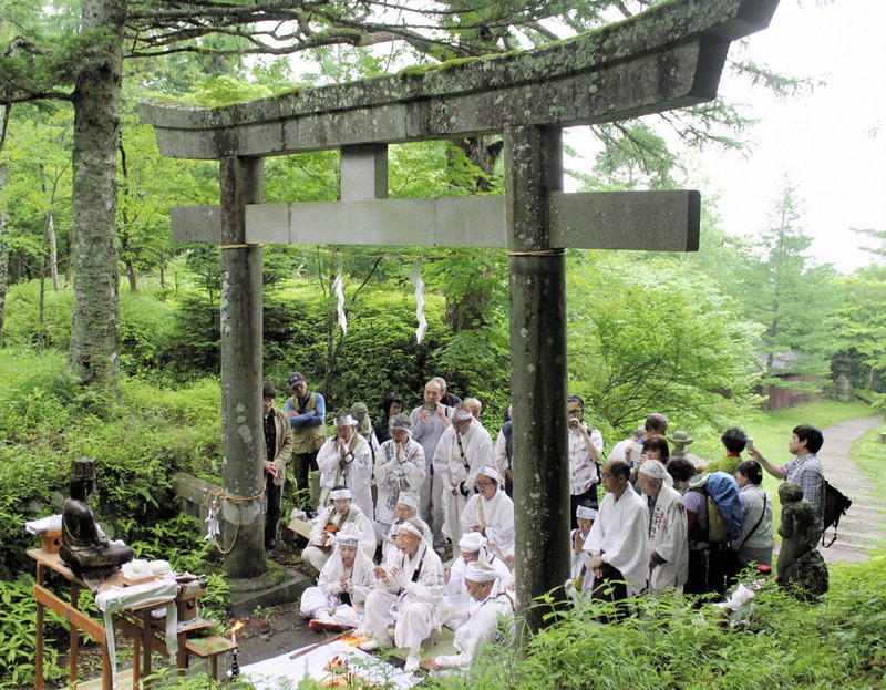 吉田口登山道にある石造りの鳥居では今も、富士山の安全を祈る神事などが営まれている=山梨県富士吉田市の富士山吉田口登山道の馬返しで2019年7月、小田切敏雄撮影