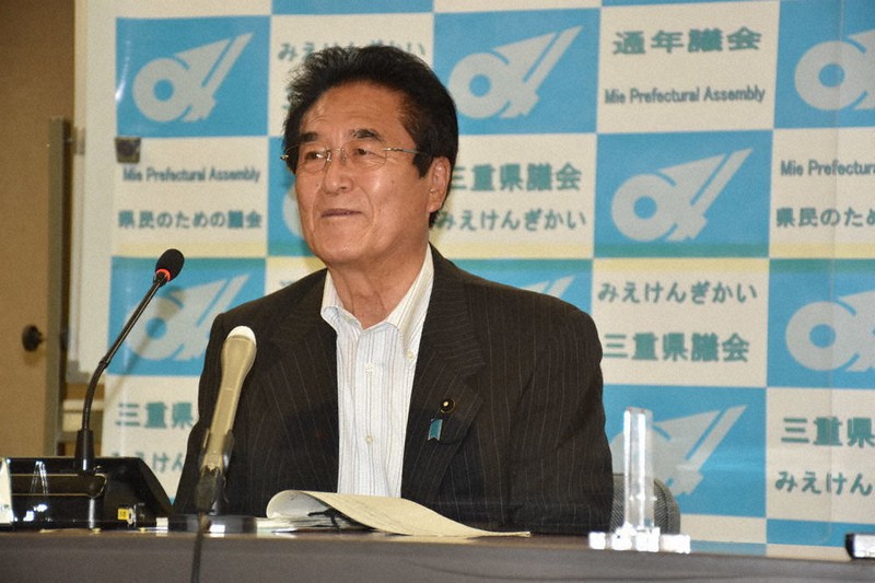 議長に選出された前野和美氏=津市の県庁で