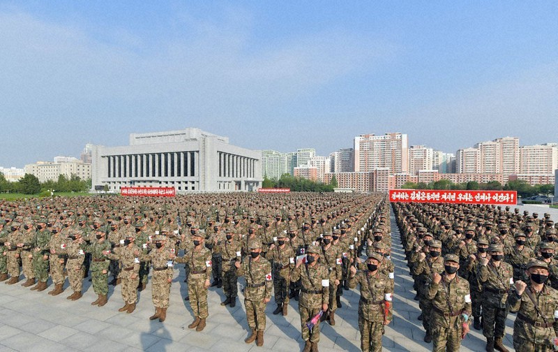 北朝鮮の首都・平壌の「防疫危機制圧」のため、朝鮮人民軍の軍医部門と国防省が開いた決意集会。後ろの赤い看板には「金正恩同志さえいれば、いつも必ず勝つ!」と書かれている=2022年5月16日、朝鮮中央通信・朝鮮通信