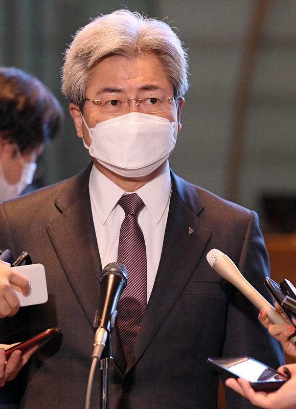 岸田文雄首相との意見交換を終え、記者団の質問に答える日本医師会の中川俊男会長=首相官邸で2022年2月17日午前11時57分、竹内幹撮影